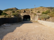 Portal des fertiggestellten Tunnels, Seite Ferrandina, das den Hügelzug Richtung Miglionico unterquert. Foto: Mente, 2018